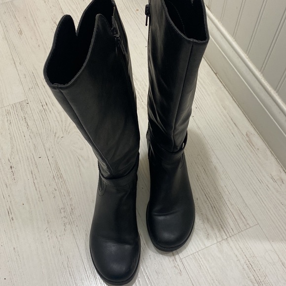 Beautiful black tall boots - Picture 3 of 5